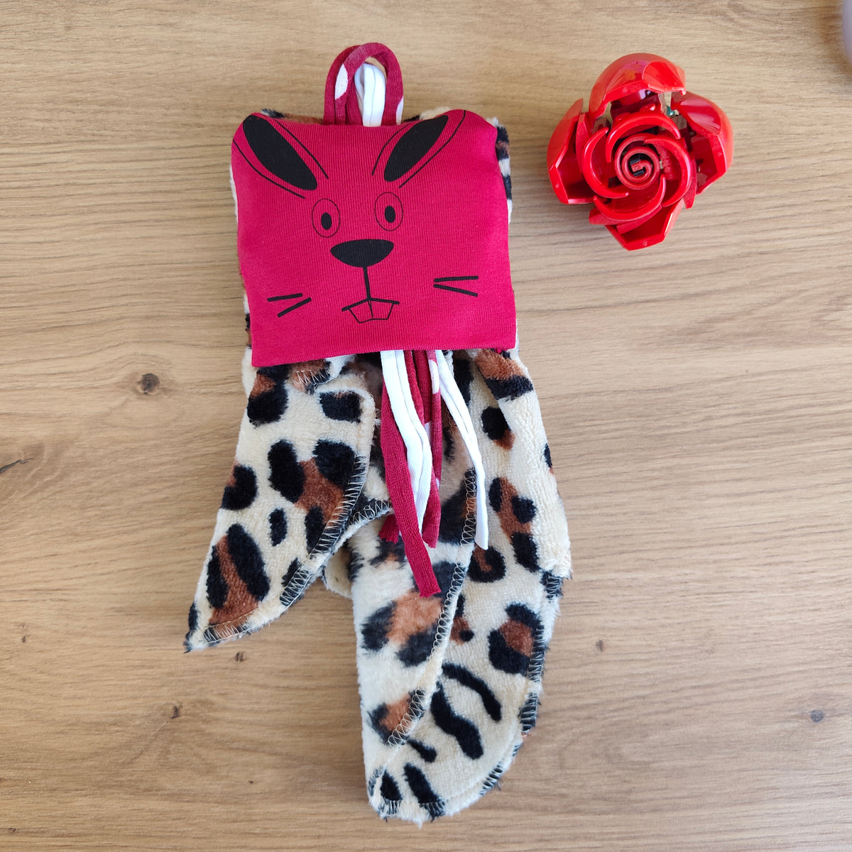 Doudou Dodyz Léopard Lapin bordeaux