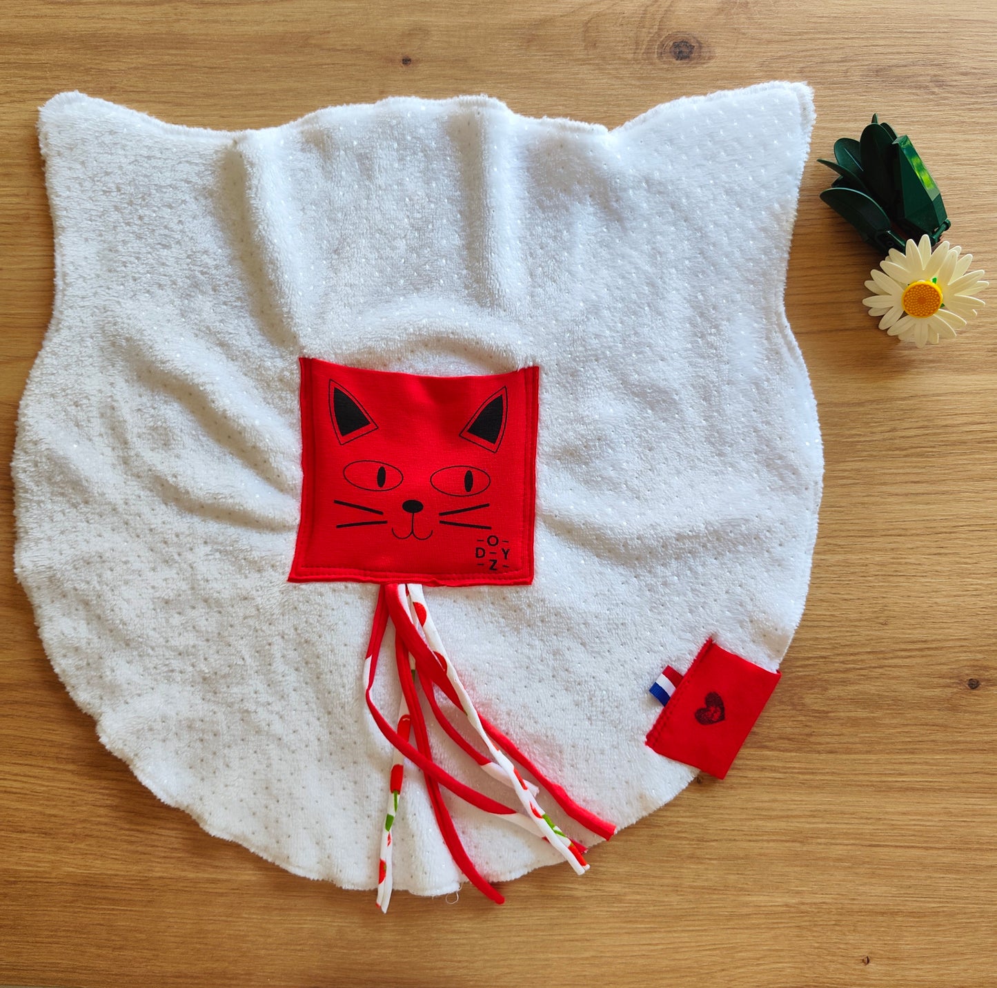 Doudou Dodyz blanc chat rouge